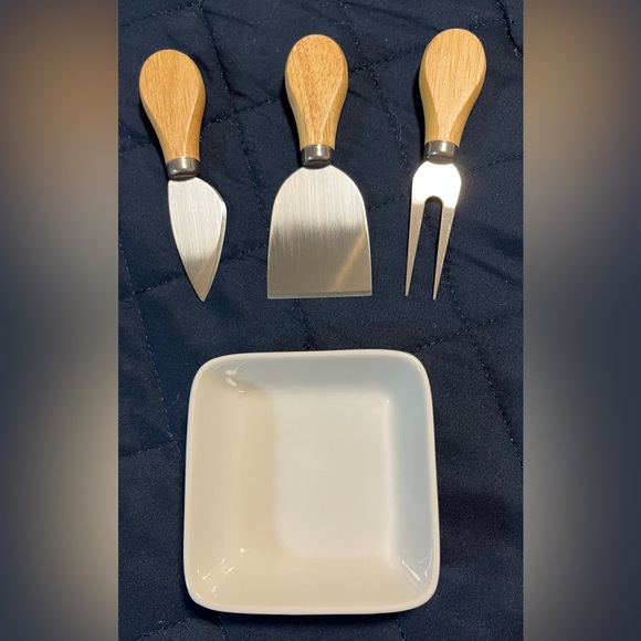 NWOT Avon Cheese Board Entertaining Set. - Picture 8 of 11